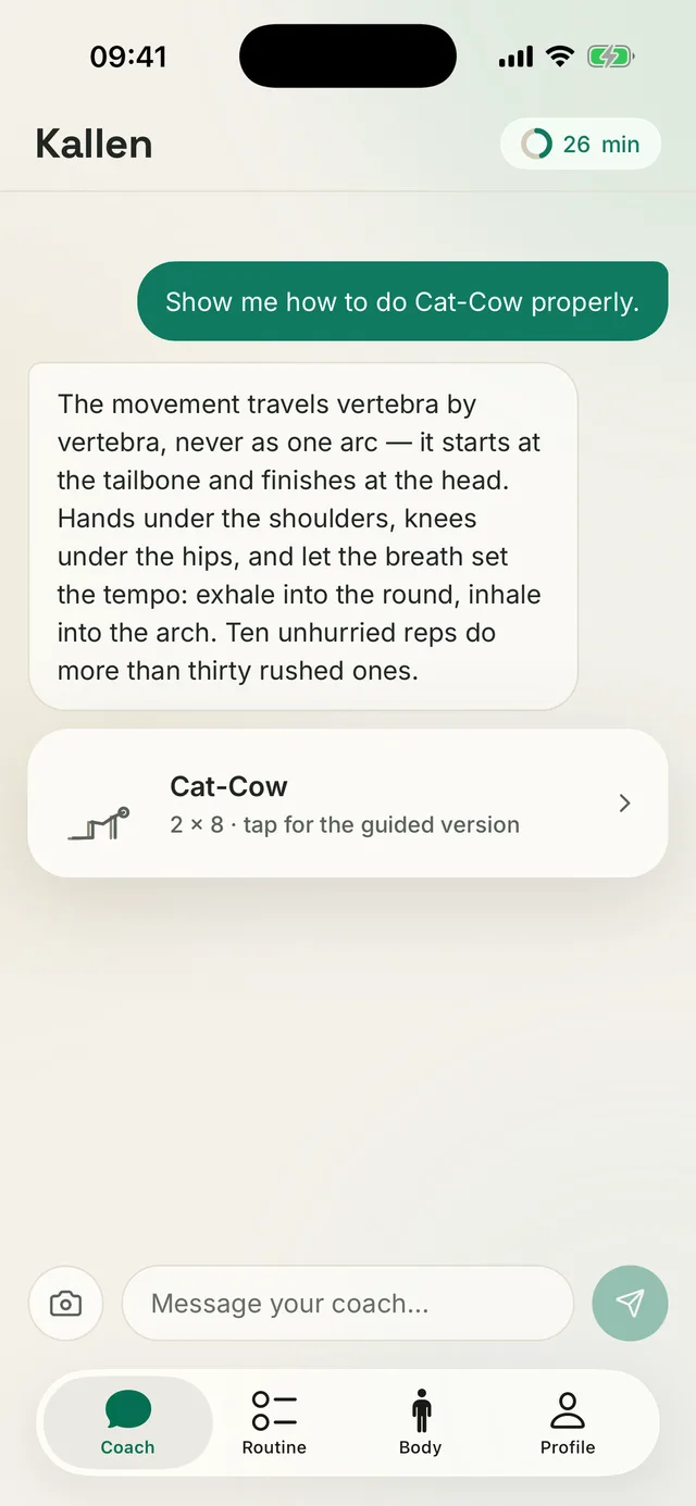 Schermata di Kallen: il coach IA spiega la tecnica del Cat-Cow e allega una scheda esercizio con dosaggio 2 × 8